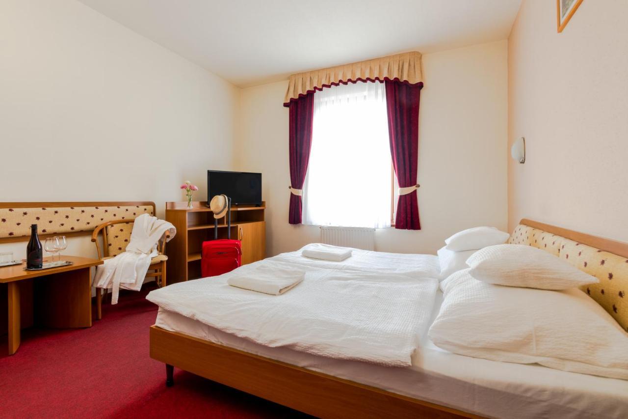 Hotel Imperial Gyogyszallo Es Gyogyfurdo Kiskoros Exteriör bild