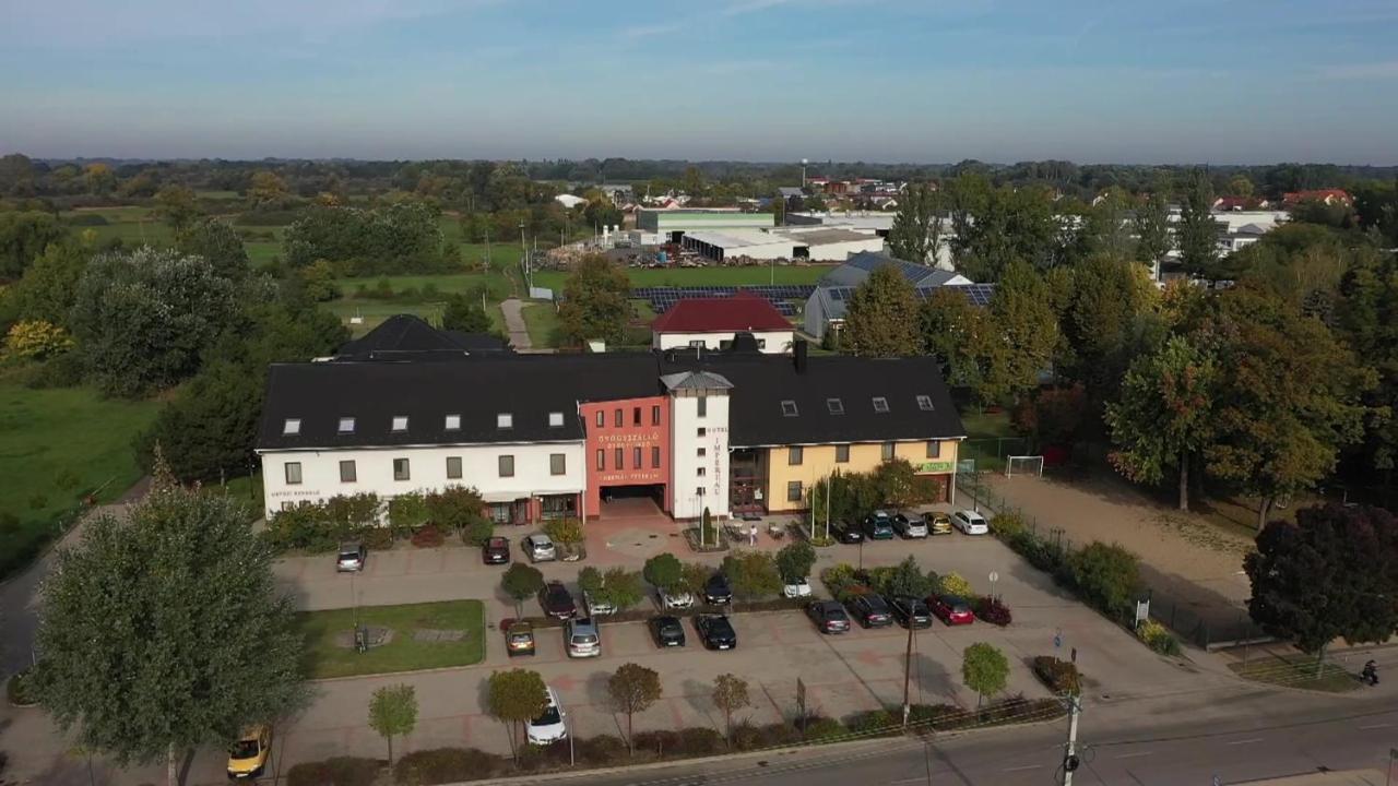 Hotel Imperial Gyogyszallo Es Gyogyfurdo Kiskoros Exteriör bild